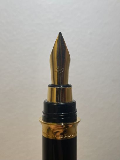 S.T. DUPONT
Stylo plume en résine laquée...