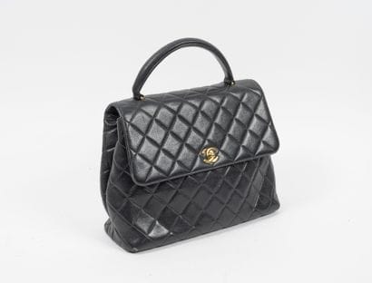 CHANEL
Sac porté main en veau grain caviar...