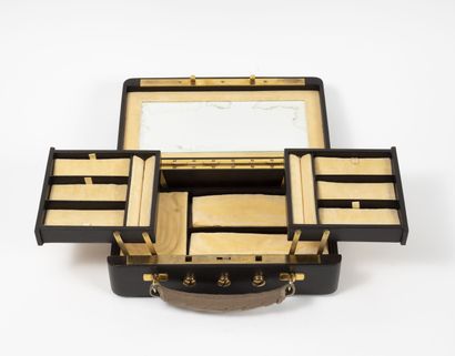 CARTIER, Paris
Beau coffret à bijoux en cuir...