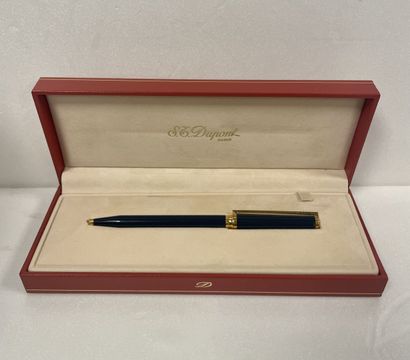 S.T. DUPONT
Parure comprenant un stylo roller...