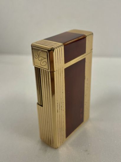 S.T. DUPONT
Briquet en métal plaqué or à...