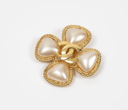 CHANEL
Broche en métal doré en forme de trèfle...