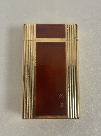 S.T. DUPONT
Briquet en métal plaqué or à...