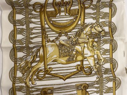 HERMES, Paris 
Écharpe en twill de soie imprimé...
