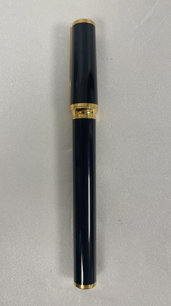 S.T. DUPONT
Stylo plume en résine laquée...