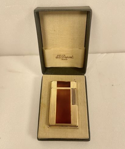 S.T. DUPONT
Briquet en métal plaqué or à...