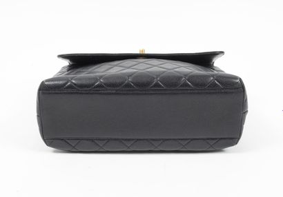 CHANEL
Sac porté main en veau grain caviar...