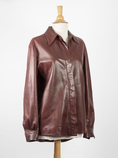 HERMES, Paris
Chemise en cuir d'agneau bordeaux,...