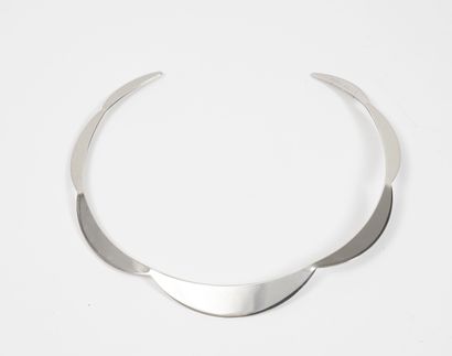 Nina RICCI 
Collier collerette rigide en...