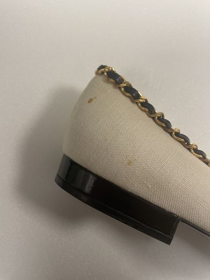 CHANEL
Paire de ballerines en toile beige...