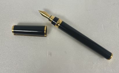 S.T. DUPONT
Stylo plume en résine laquée...