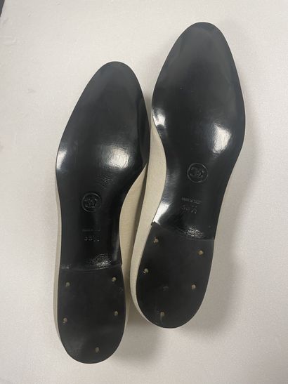 CHANEL
Paire de ballerines en toile beige...