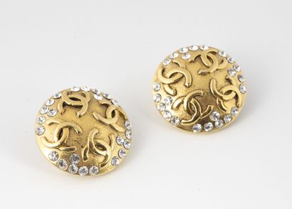 CHANEL
Paire de clips d'oreilles en métal...
