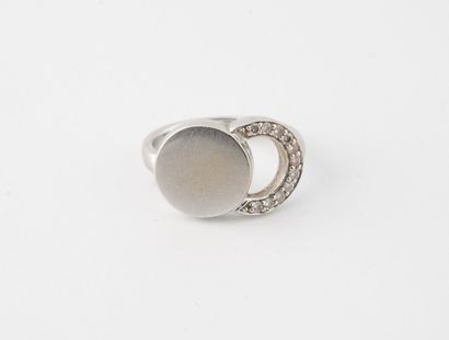 DINH VAN, Ombre de lune
Bague en or gris...