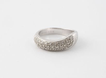 CHAUMET Paris
Bague en or gris (750) de forme...