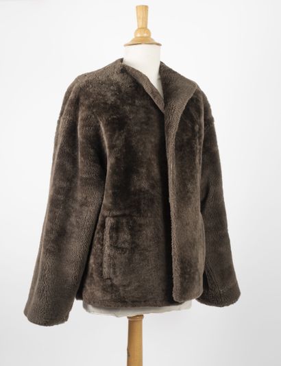 HERMES Paris
Veste courte en peau lainée...