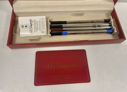 S.T. DUPONT
Parure comprenant un stylo roller...