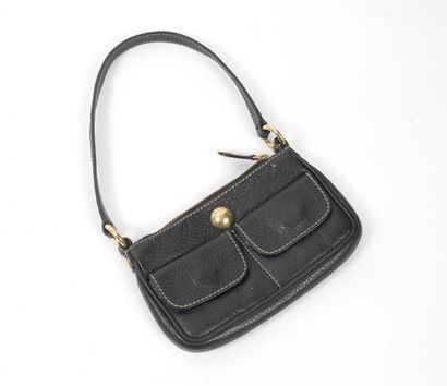 DOLCE GABBANA
Petit sac en cuir grainé noir....