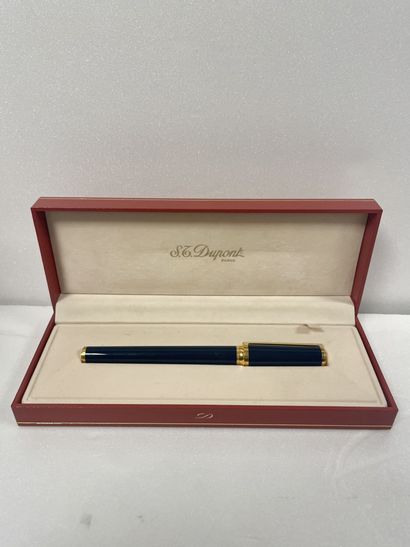 S.T. DUPONT
Parure comprenant un stylo roller...