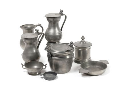Mannette of pewter coins:
- Three pitchers.
-...