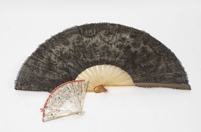Two fans :
- one broken in white mother-of-pearl...