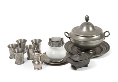Mannette of pewter coins:
- Three pitchers.
-...