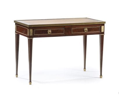 Petit bureau plat.
En bois naturel et placage...