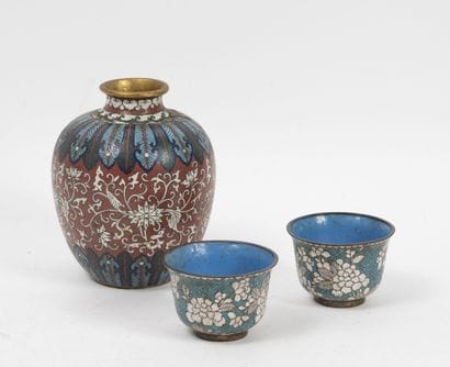 CHINE, XIXème siècle
* Three objects in cloisonné...