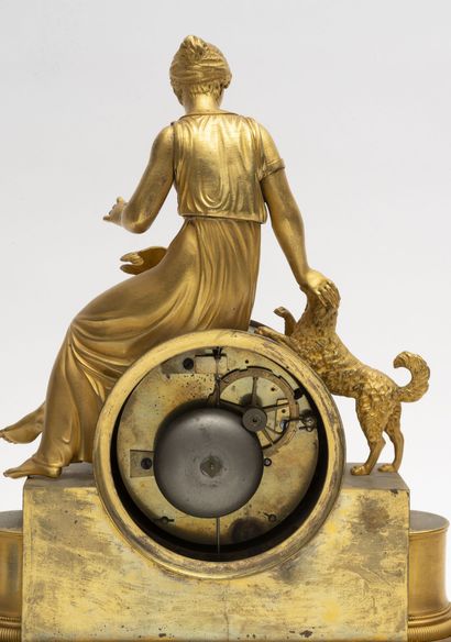 Pendule borne en bronze et laiton dorés sommée...