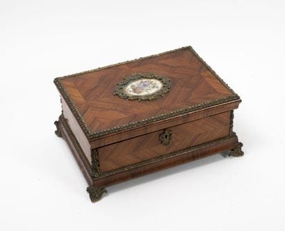 Rectangular jewelry box in veneer.
Top decorated...
