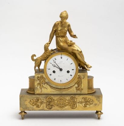 Pendule borne en bronze et laiton dorés sommée...