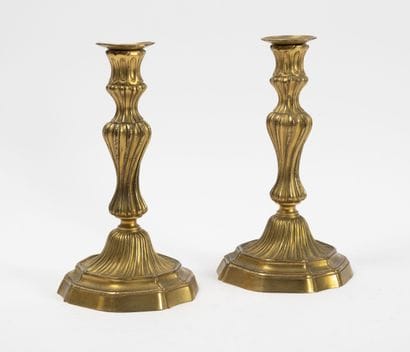 Deux paires de flambeaux :
- une en bronze...