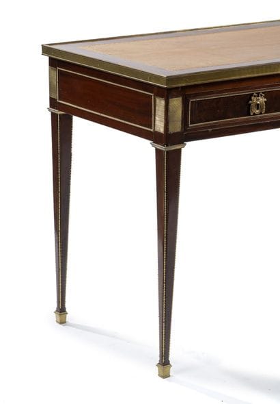 Petit bureau plat.
En bois naturel et placage...