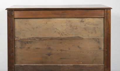 Commode en noyer mouluré ouvrant par trois...