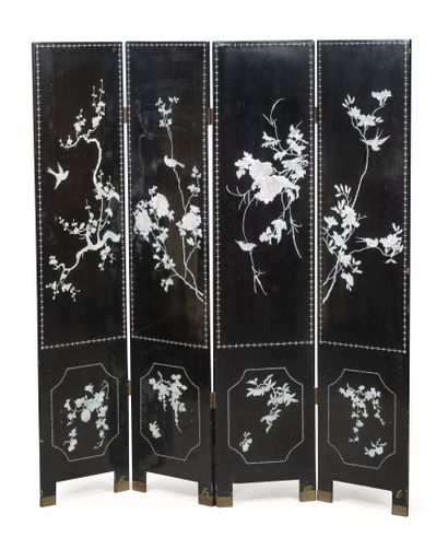 CHINE, XXème siècle.
Screen with four leaves.
In...
