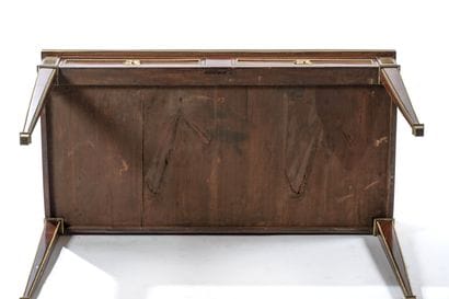 Petit bureau plat.
En bois naturel et placage...