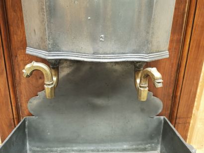 Meuble à dosseret en chapeau de gendarme...
