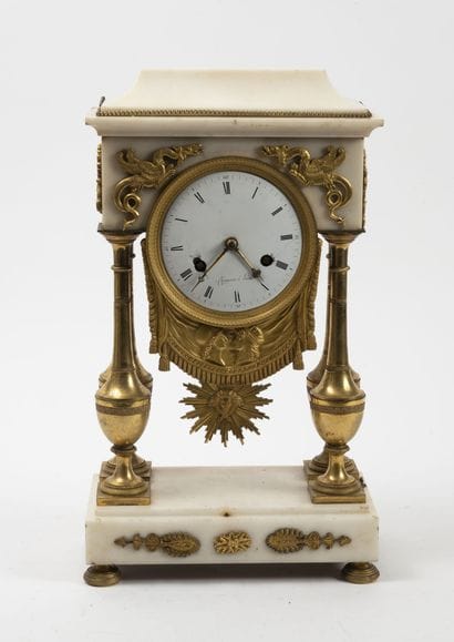 Pendule portique en marbre blanc et bronze...