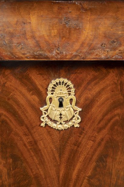 Secrétaire droit à demi colonnes en placage...