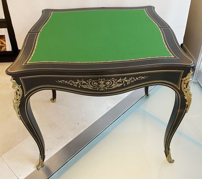 Table à jeu en placage de bois noirci à décor...