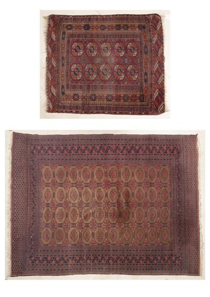 Deux tapis de type BOUKKHARA, XXème siècle
-...