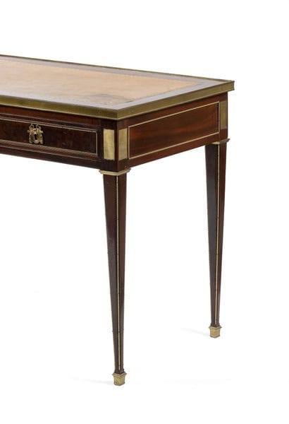 Petit bureau plat.
En bois naturel et placage...