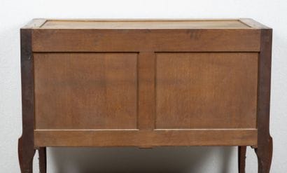 Commode en chêne à placage de bois de rose...