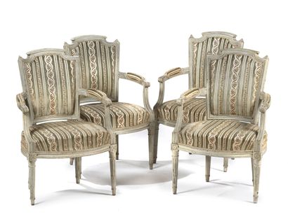 Suite de quatre fauteuils en cabriolet.
En...