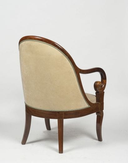 Paire de fauteuils en gondole en acajou massif...