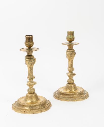 Paire de flambeaux en bronze doré.
Fût triangulaire...