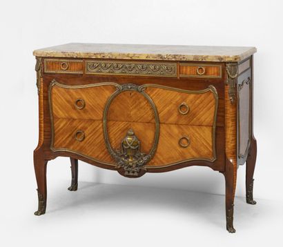 Commode en chêne à placage de bois de rose...