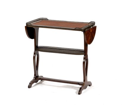 Petite table volante sur patins.
En bois...