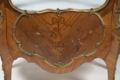 Vitrine galbée en placage de palissandre,...