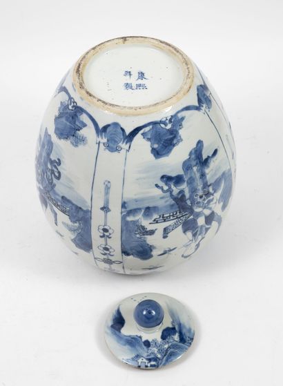 CHINE, XIXème siècle
Porcelain ovoid ginger...